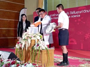 นายสถาพร ภูบาลเช้า รอง ผอ.สพม.กาฬสินธุ์  เป็นประธานในพิธีเปิดงาน คาราวานวิทยาศาสตร์ อพวช. เคลื่อนที่ จังหวัดกาฬสินธุ์